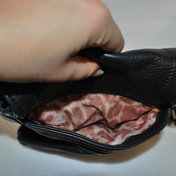 B. Makowsky Black Leather Crossbody bag - Picture 6 of 7